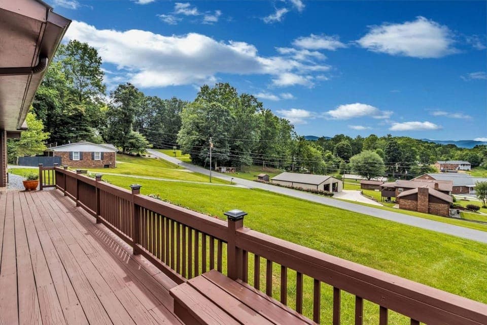 Charming Mountain Home with Panoramic Views near Black Mountain, Marion, NC House in Marion