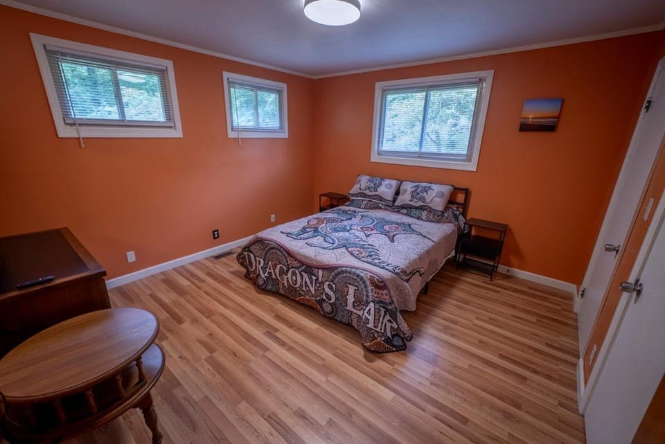 Photo of the whole room, Bedroom