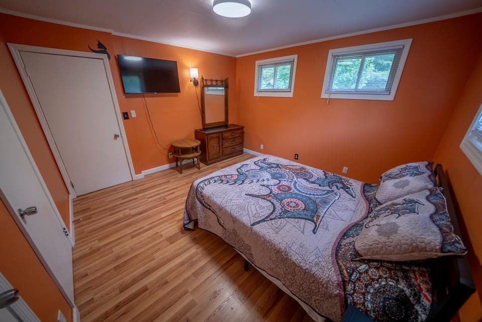 Bed, TV and multimedia, Photo of the whole room