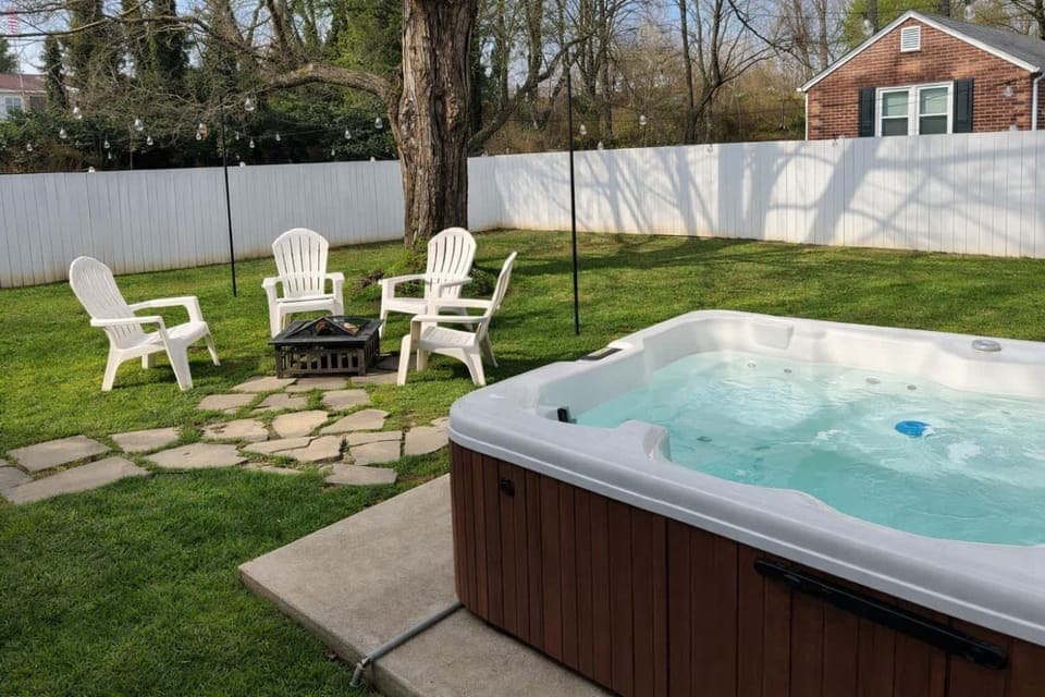 Honeybee Bungalow with Hot Tub House in Bristol
