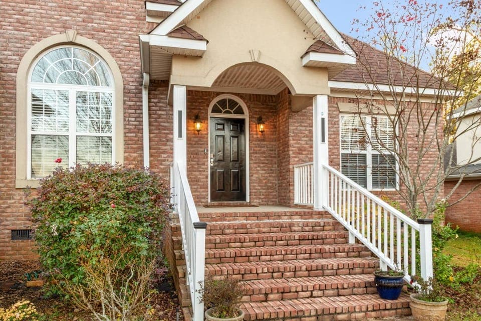 Private Fenced Yard • Sleeps 10 • Mins to Malls House in Evans