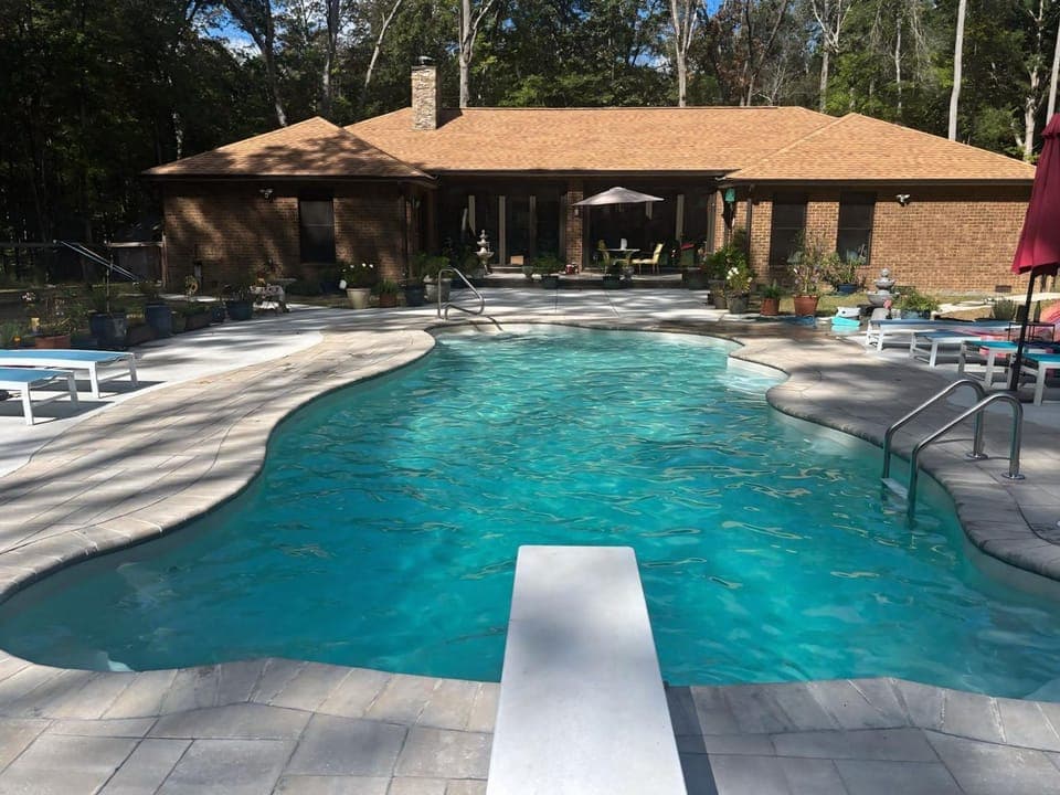 Quiet Forest Vacation home on a Private Road with Spacious Patios, Fire pit, Pet friendly and a Private pool Villa in Tennessee