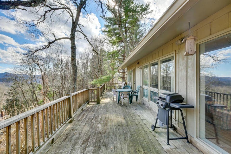 Ski, Hike & Unwind: Mtn-View Gem w/ Deck in Boone House in Boone