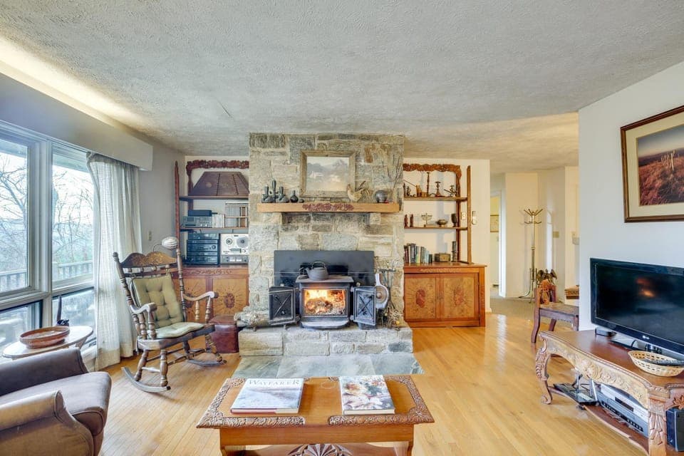 Ski, Hike & Unwind: Mtn-View Gem w/ Deck in Boone House in Boone