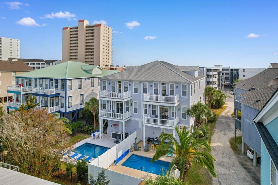 Property building, Day, Neighbourhood, Bird's eye view, Balcony/Terrace, Swimming pool, Parking