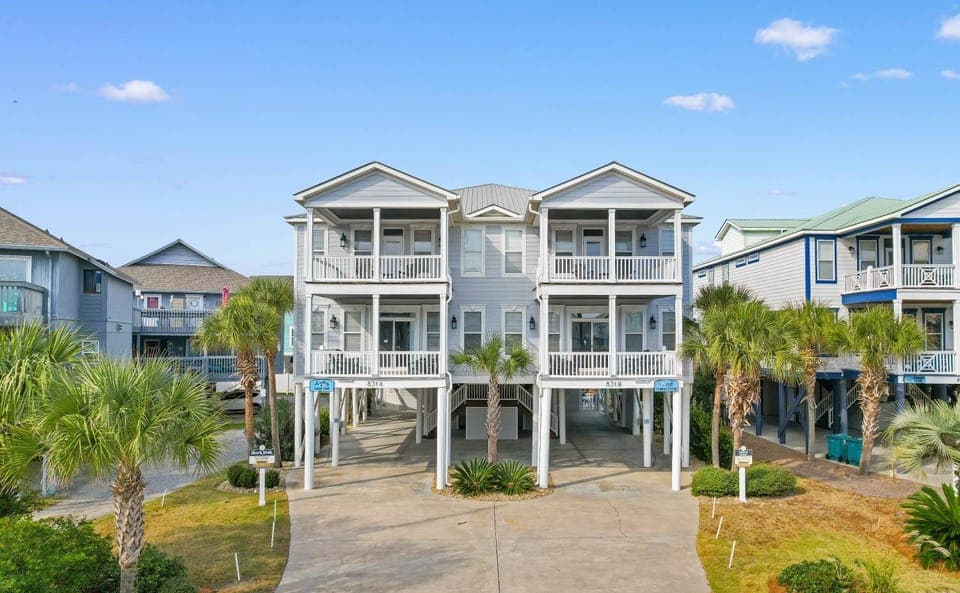 Property building, Facade/entrance, Day, Neighbourhood, Summer, Garden, Balcony/Terrace, Parking