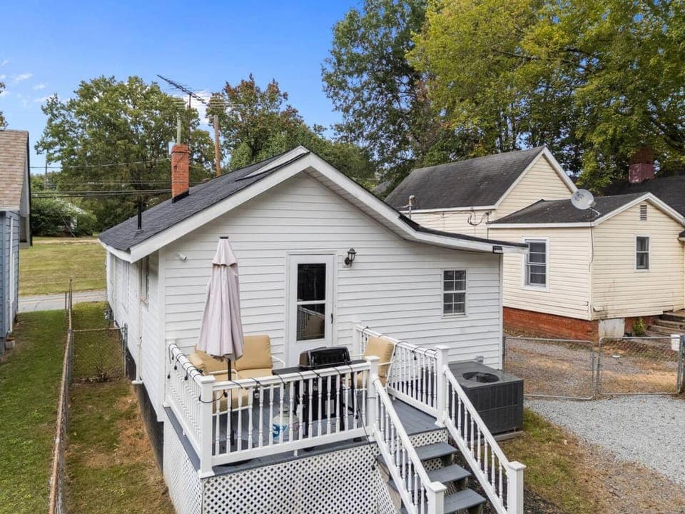 Spacious & Fun-Ready, Mins 2 Speedway, Sleeps 6 House in Kannapolis