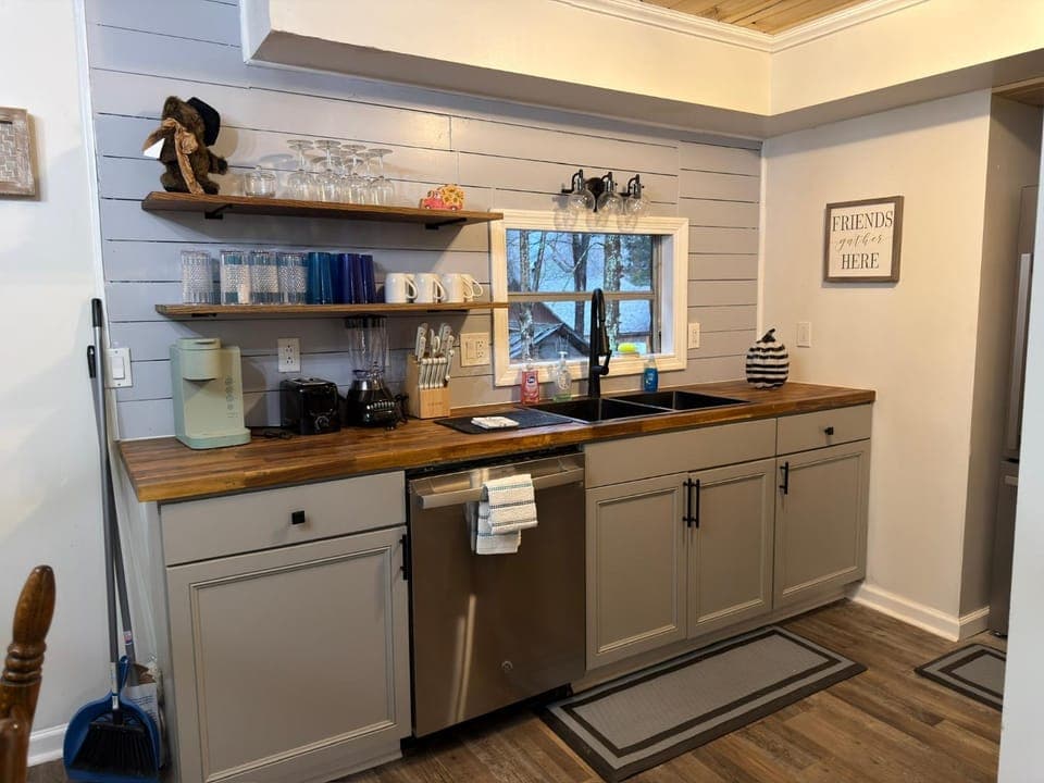 Coffee/tea facilities, Kitchen or kitchenette, dishwasher, stove