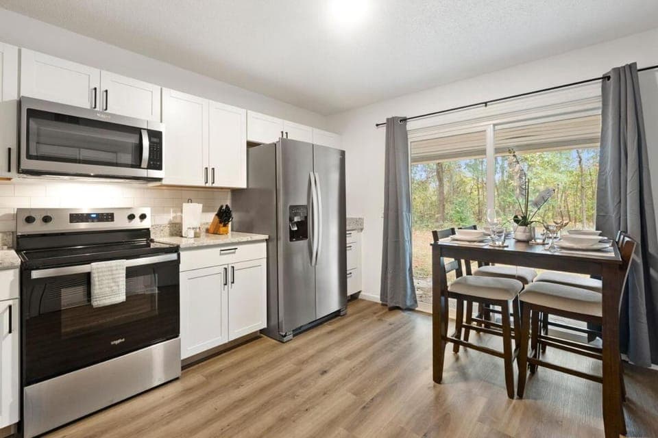 Stylish 2BR Urban Stay Near CAE Pet Friendly Apartment in Cayce