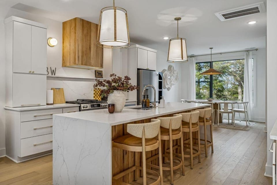 Modern Multi-Level Retreat with Rooftop Hot Tub Apartment in Berry Hill