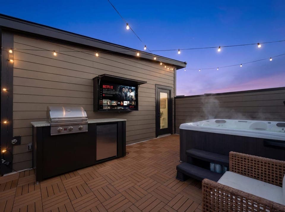 Modern Multi-Level Retreat with Rooftop Hot Tub Apartment in Berry Hill