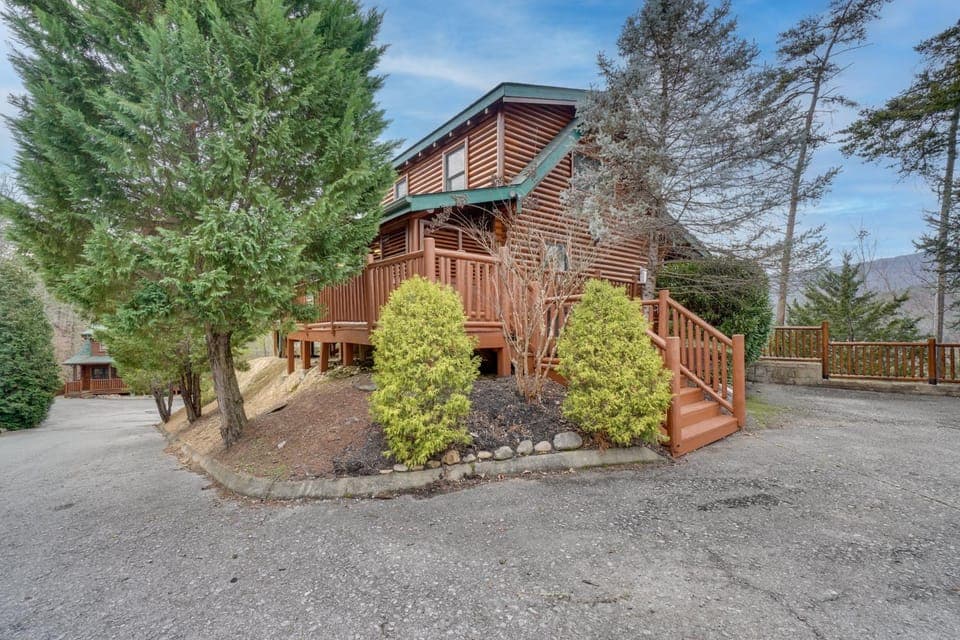 Resort-Style Smokies Cabin w/ Hot Tub + Game Room Cabin in Pigeon Forge