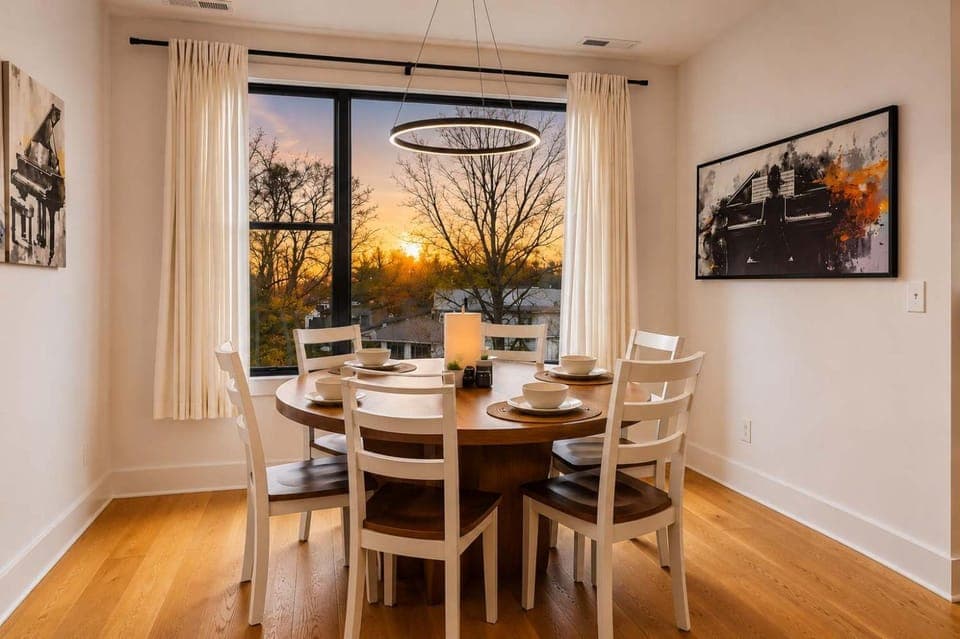 3BR Townhome Rooftop Views Hot Tub & Fireplace Apartment in Berry Hill