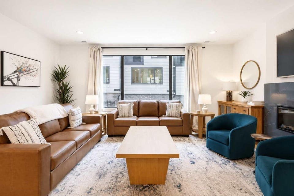 3BR Townhome Rooftop Views Hot Tub & Fireplace Apartment in Berry Hill