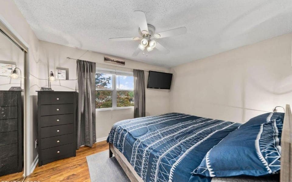 Bedroom, Lake view