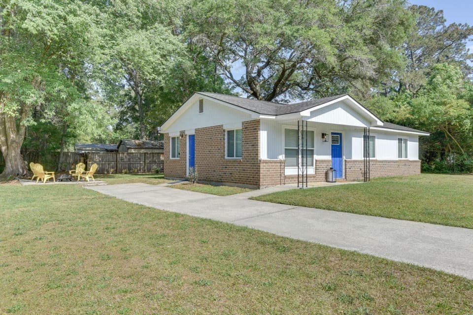 Relax Fireside: Family Home 6 Mi to Dtwn Beaufort! House in Beaufort