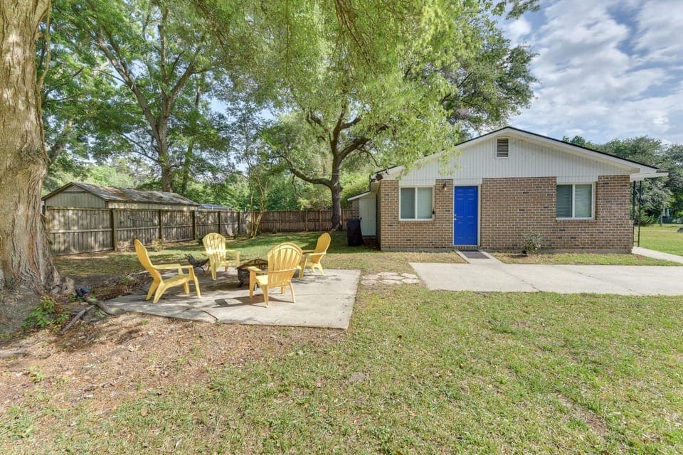 Relax Fireside: Family Home 6 Mi to Dtwn Beaufort! House in Beaufort