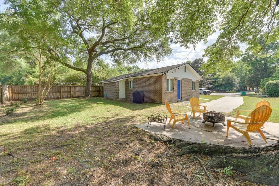 Relax Fireside: Family Home 6 Mi to Dtwn Beaufort! House in Beaufort