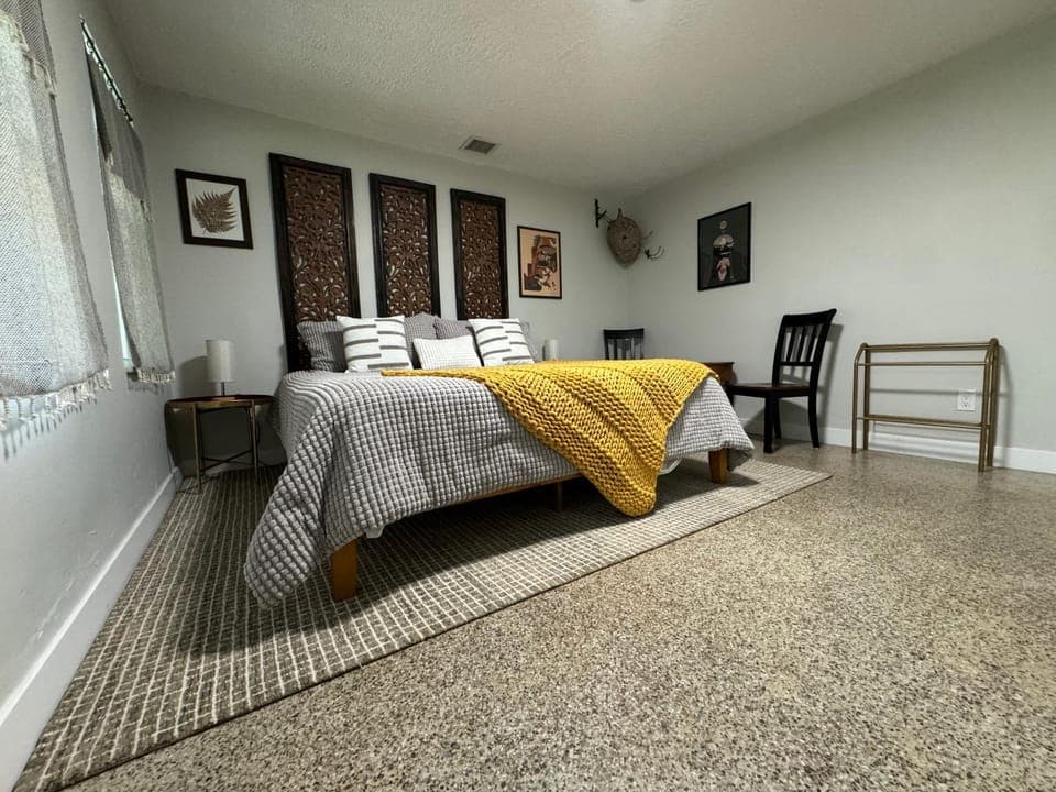 Bed, Photo of the whole room, Seating area, Bedroom