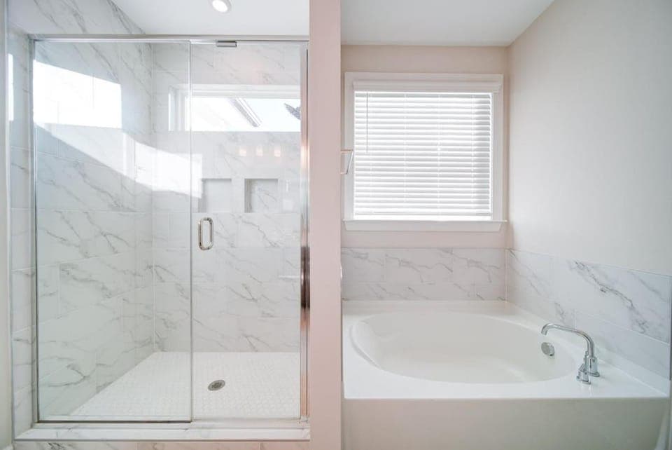 Luxury 4BR Escape - Premium Modern Comfort House in Pineville