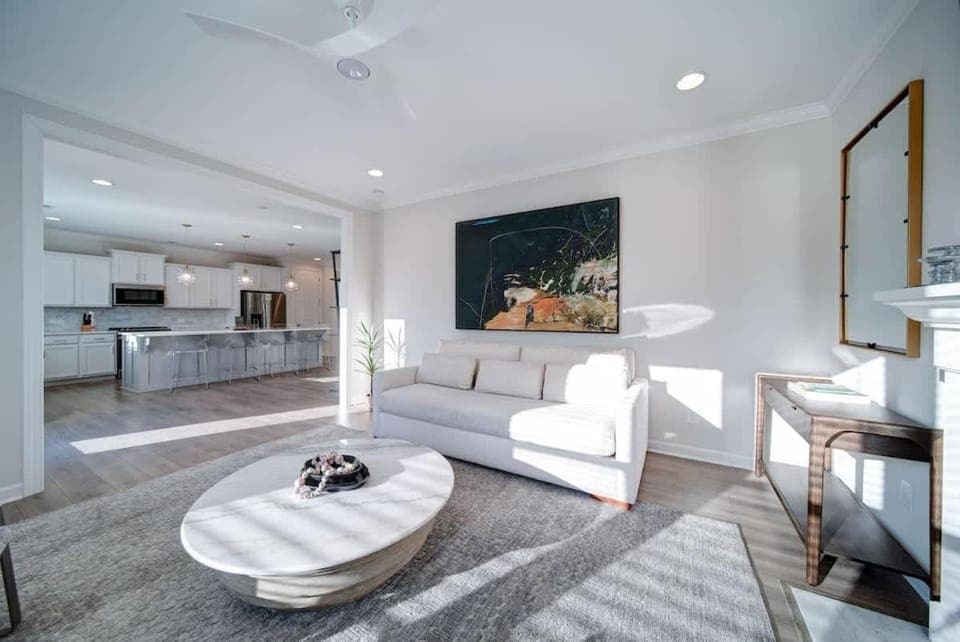 Luxury 4BR Escape - Premium Modern Comfort House in Pineville