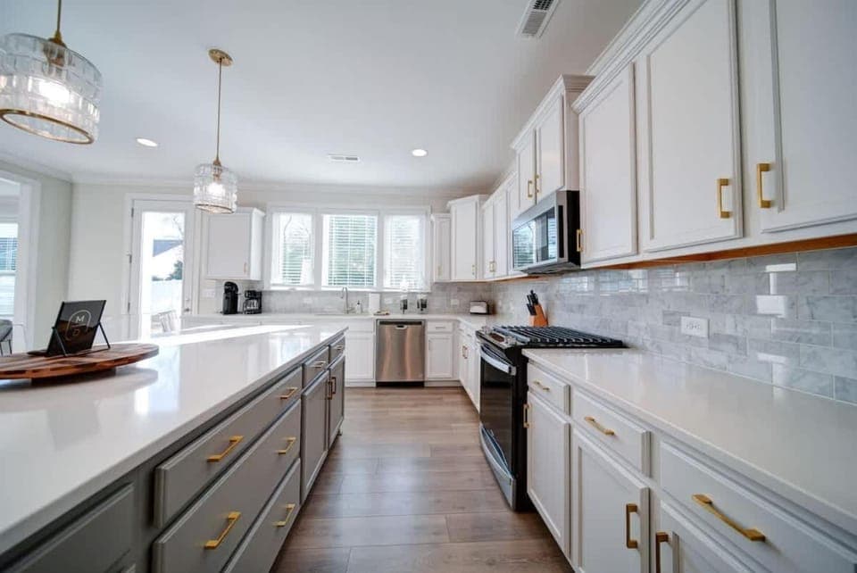 Luxury 4BR Escape - Premium Modern Comfort House in Pineville