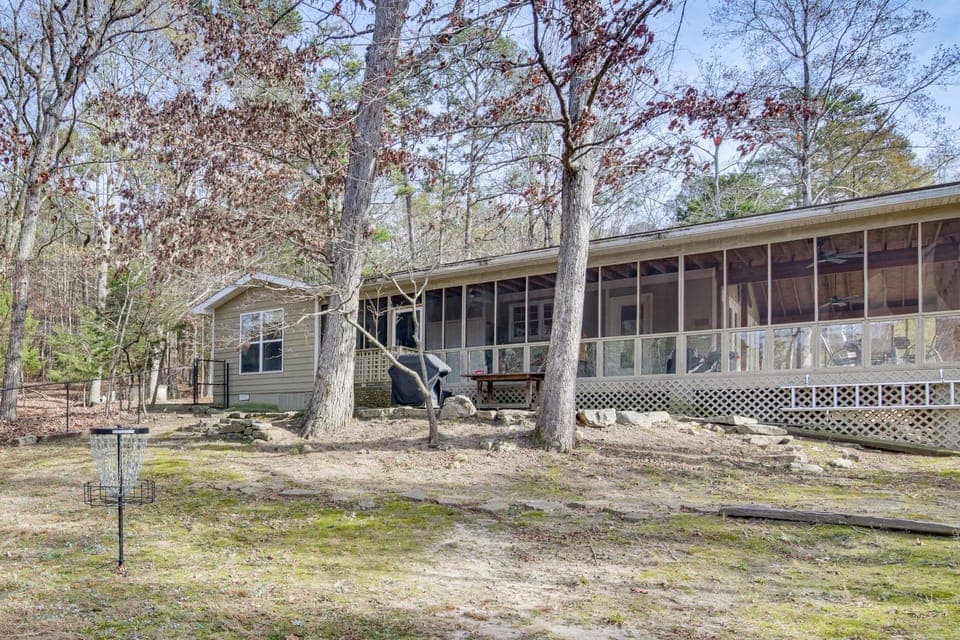 ‘Mom’s Cabin’ on Lake Wylie w/ Private Dock! Cabin in Lake Wylie