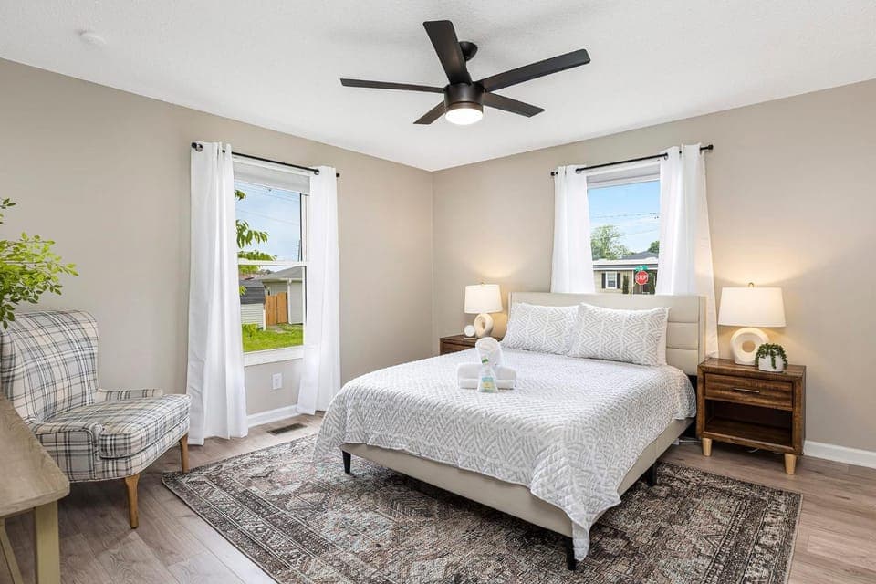 Charming Belmont Bungalow - 5 Min Walk to Downtown House in Belmont