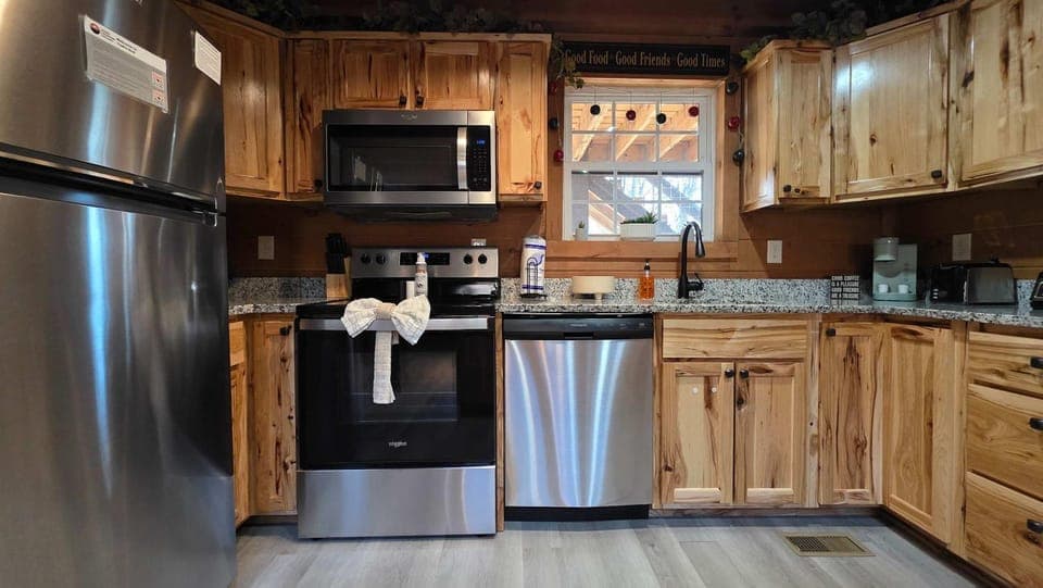 Serene Cabin Sleeps 11 with Hot Tub Games and Grill Cabin in Pigeon Forge
