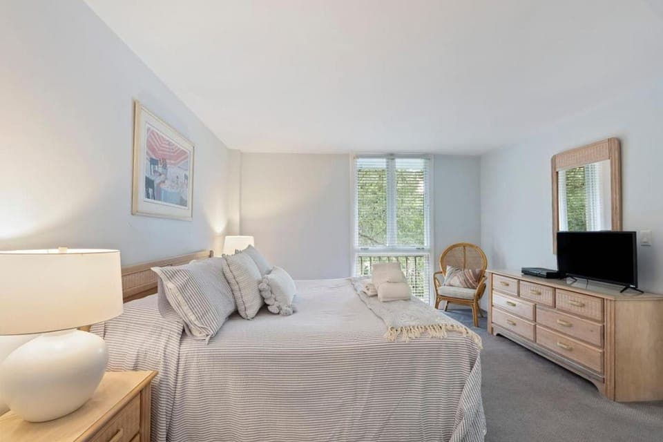 882 Ketch Court Harbour Town Sea Pines Resort 3BR Villa Walk to Marina Pool Access Hilton Head Villa in Hilton Head Island