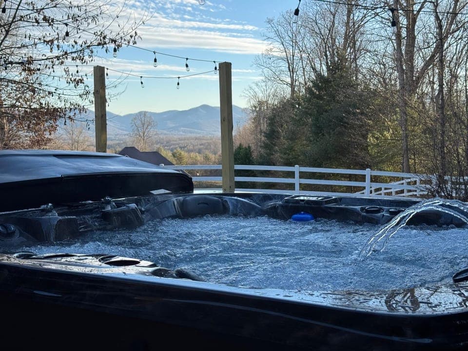 Near Asheville Views, Hot Tub, Gym Theater House in Upper Hominy