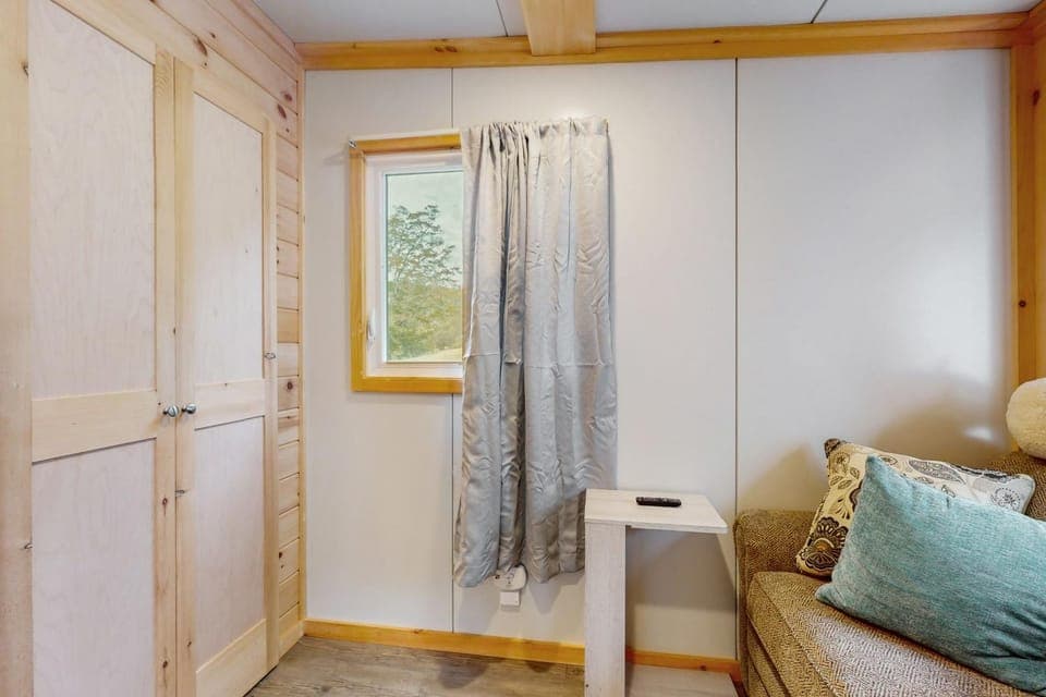 Charming Tiny Home Studio Sleeps 2 - Grill - Porch House in Norris Lake