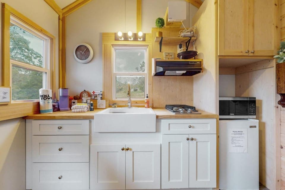 Charming Tiny Home Studio Sleeps 2 - Grill - Porch House in Norris Lake
