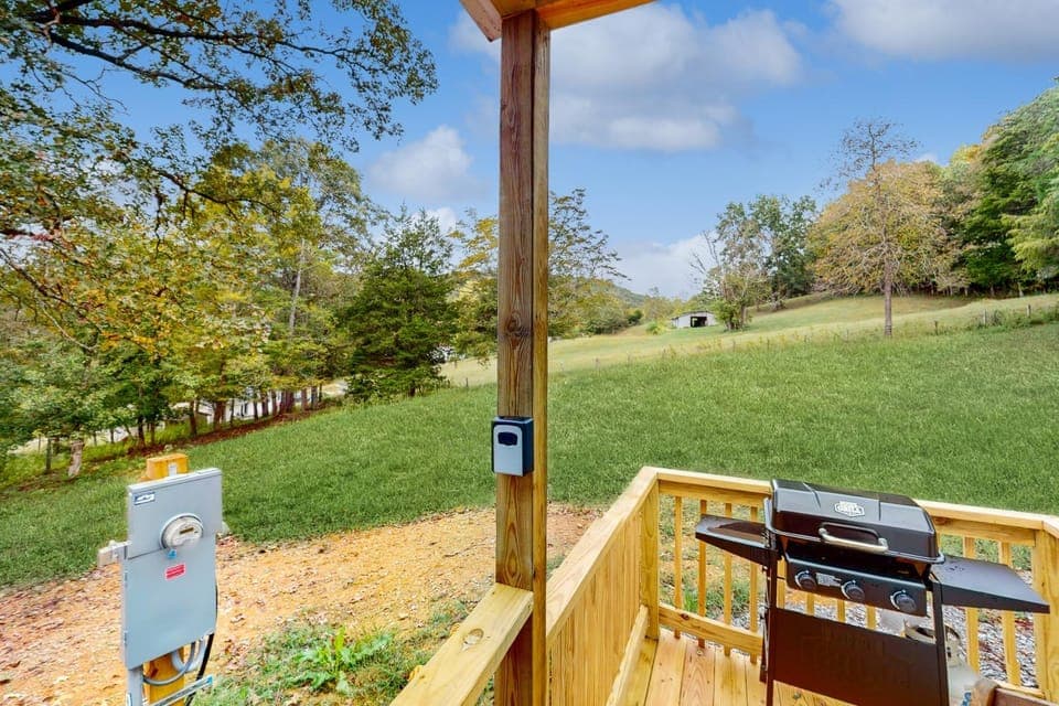 Charming Tiny Home Studio Sleeps 2 - Grill - Porch House in Norris Lake