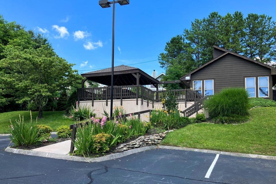 Mountain View Ski Condo Sleep 6 - Fireplace - Hot Tub House in Gatlinburg