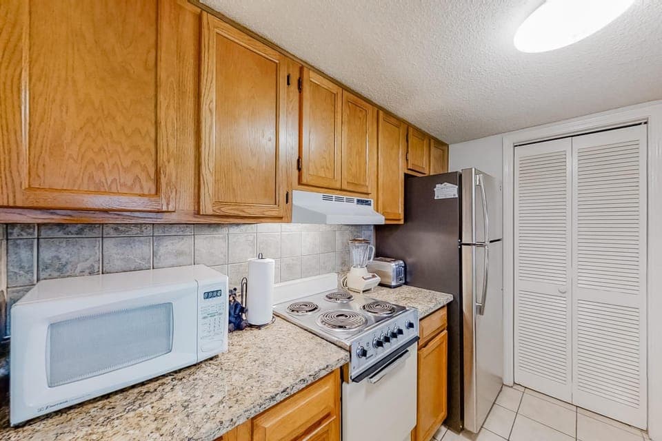 Mountain View Ski Condo Sleep 6 - Fireplace - Hot Tub House in Gatlinburg