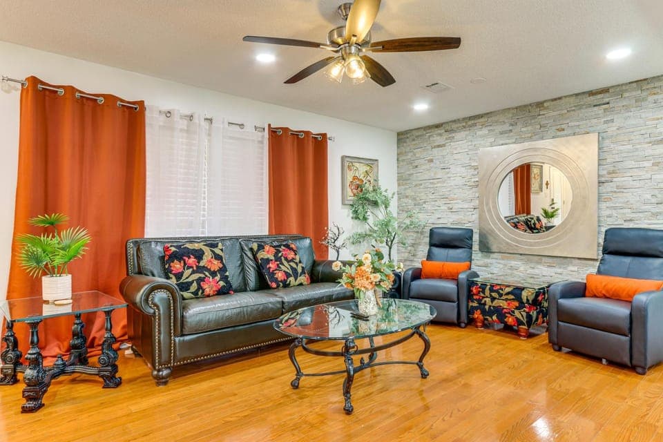 Pool, Hot Tub & Backyard Fun! Savannah Retreat House in Port Wentworth
