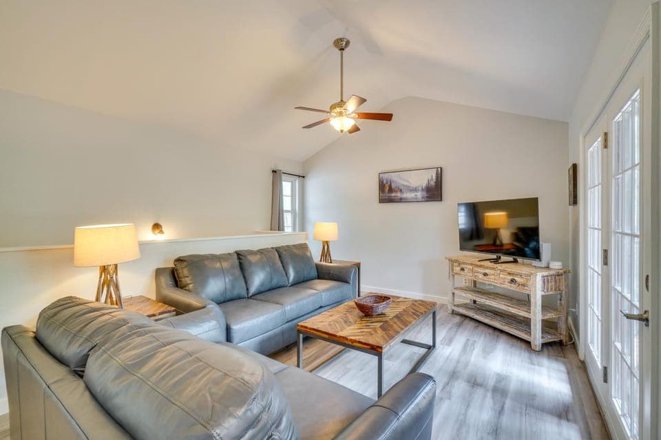 Newly Remodeled Gatlinburg Stay w/ Deck & Hot Tub House in Gatlinburg