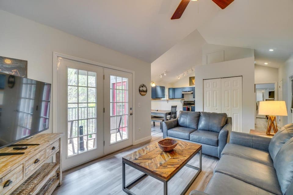 Newly Remodeled Gatlinburg Stay w/ Deck & Hot Tub House in Gatlinburg