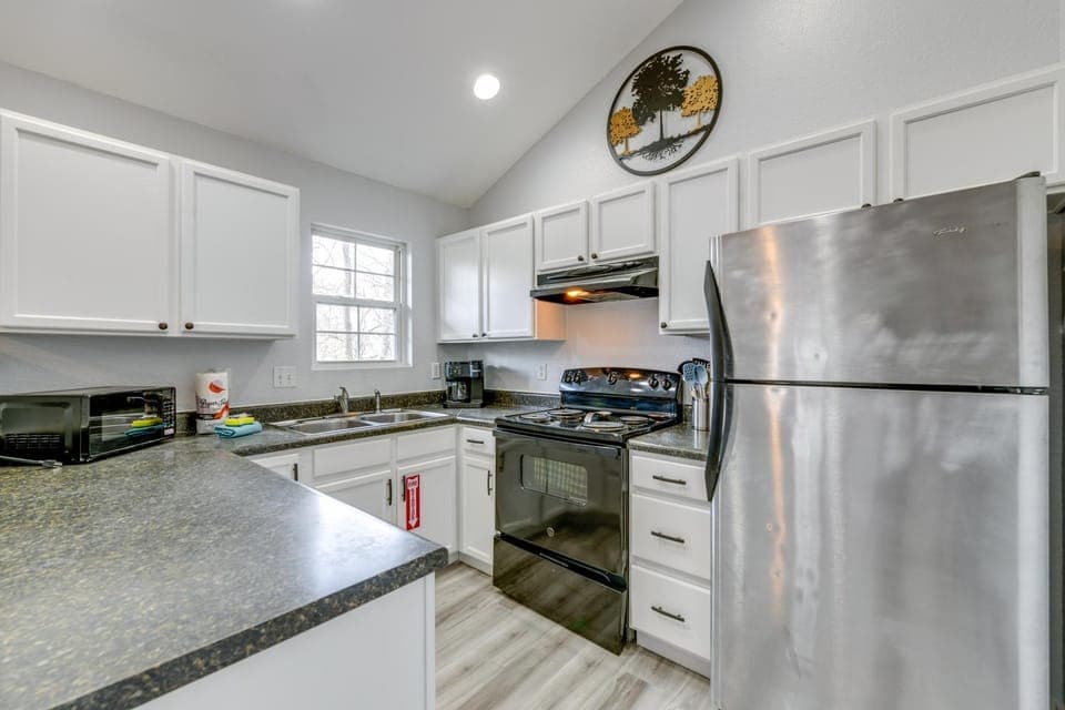 Updated Gem w/ Hot Tub in Arts & Crafts Community! House in Gatlinburg
