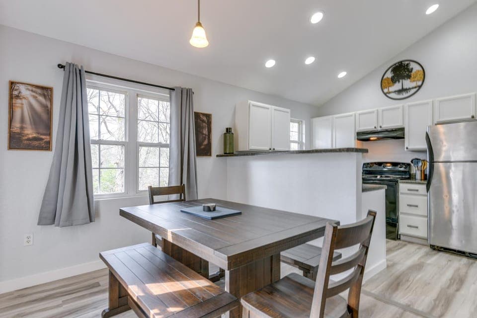 Updated Gem w/ Hot Tub in Arts & Crafts Community! House in Gatlinburg