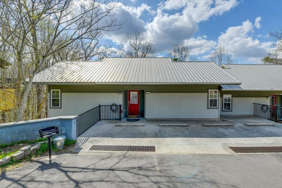 Chic Townhome + Hot Tub & Bonus Room, Dogs Welcome House in Gatlinburg