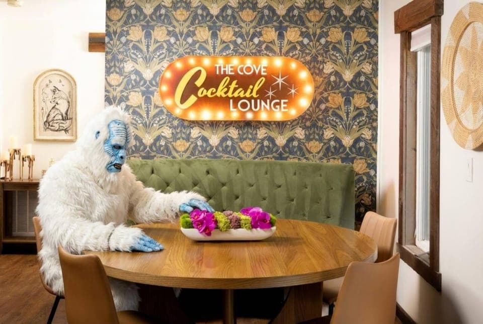 Lounge or bar, Seating area, Entertainment, Alcoholic drinks, furniture