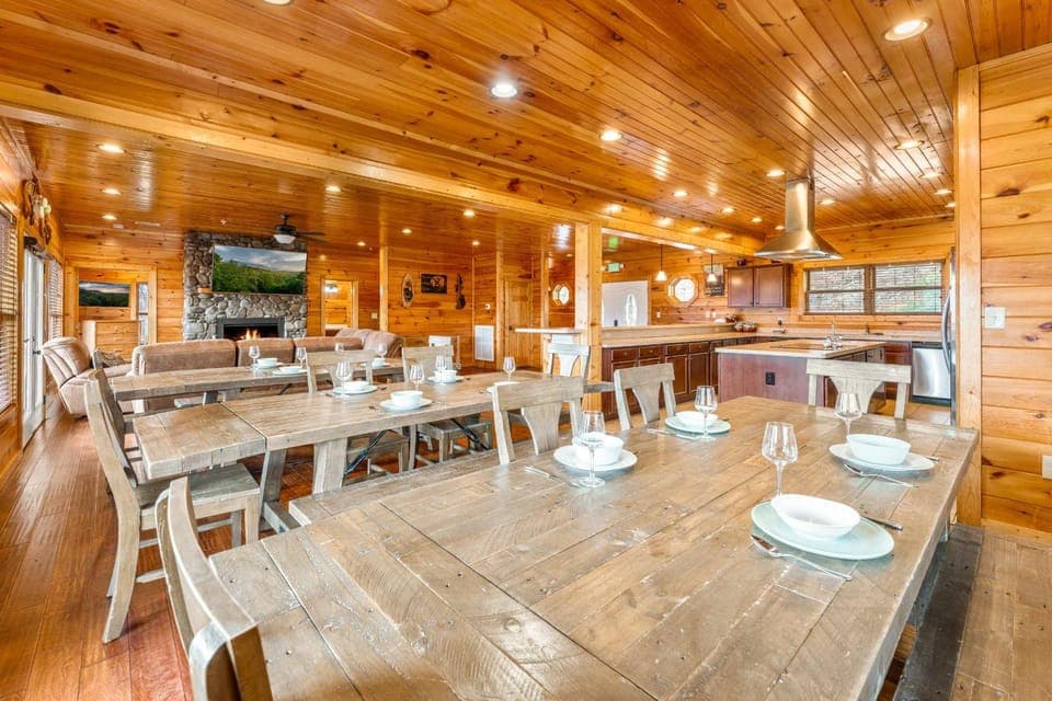 Epic 9BR Mansion Sleeps 26 HotTub & Game Room House in Gatlinburg