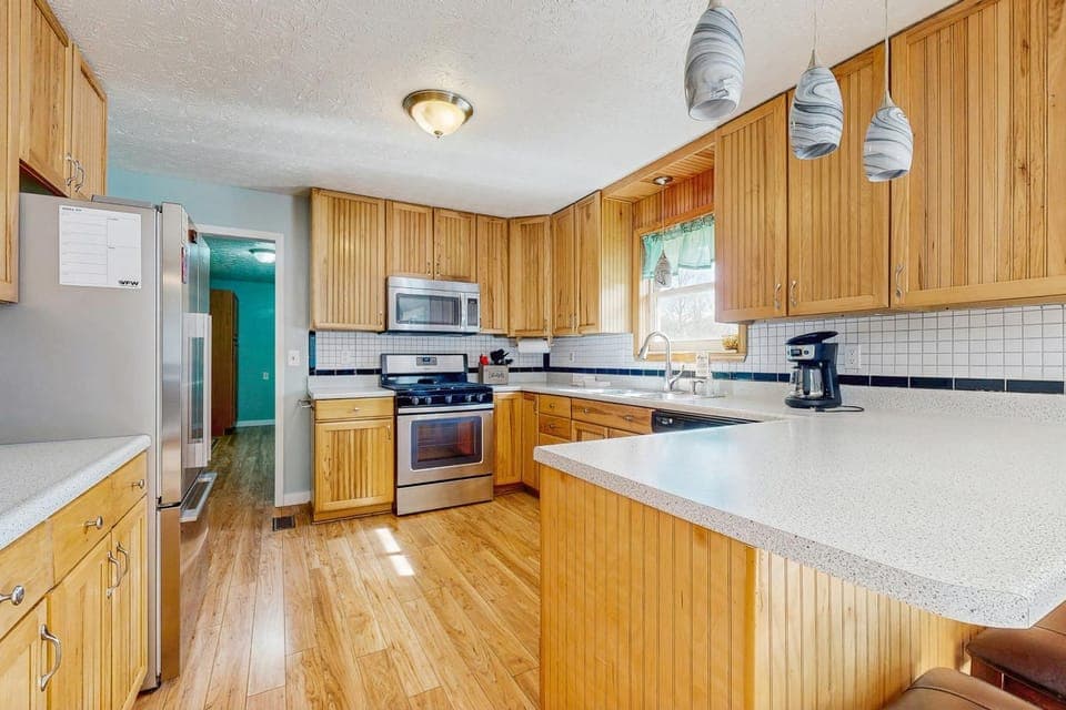 Serene Dog Friendly Home Sleeps 8 - Fenced Yard - Games House in Cosby