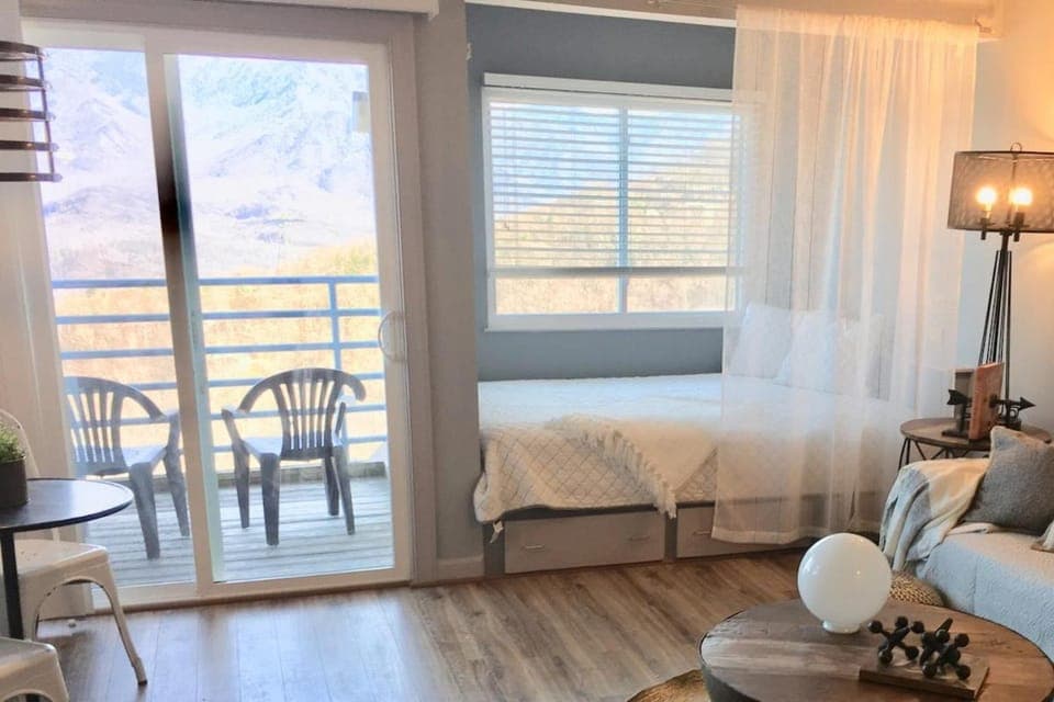 Bed, Living room