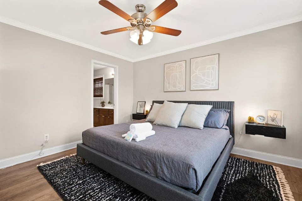 Charming Belmont Retreat - 3 beds & Private Yard House in Belmont