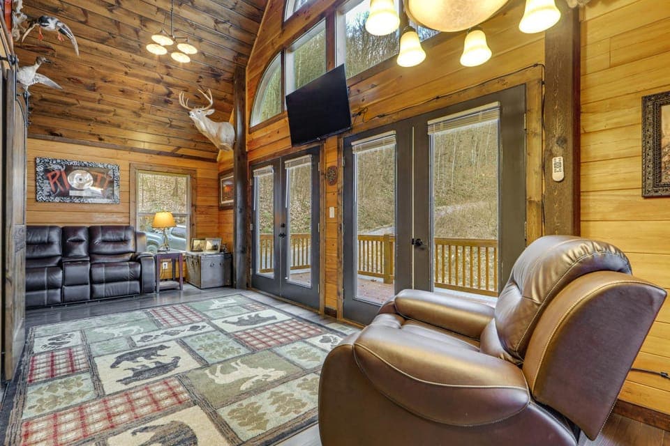11 Mi to Great Smoky Mountains NP: Modern Cabin Cabin in Qualla