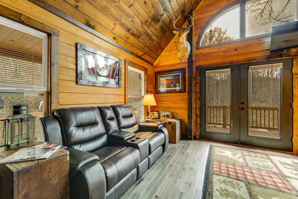 11 Mi to Great Smoky Mountains NP: Modern Cabin Cabin in Qualla