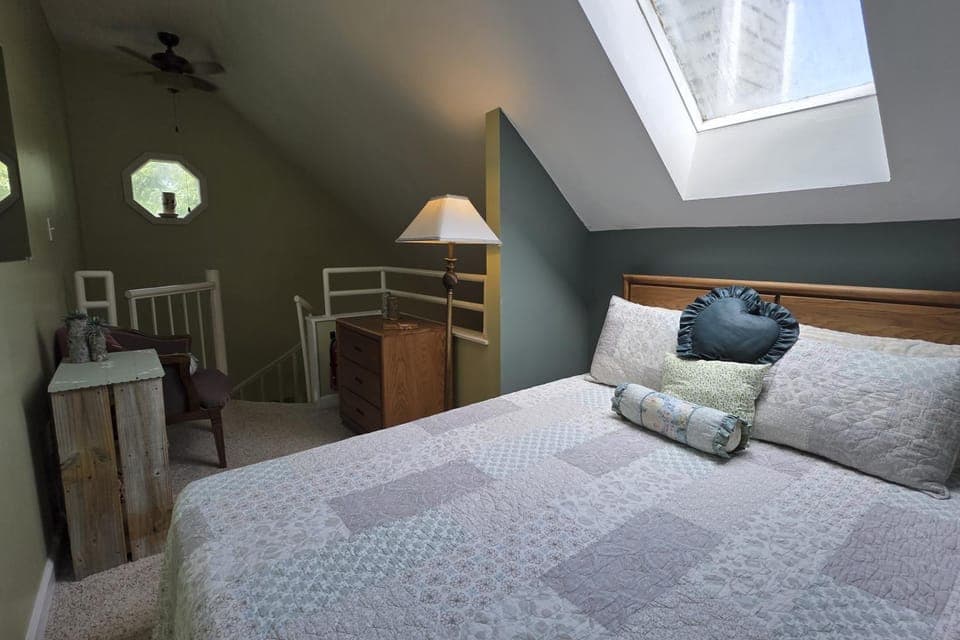 Cozy Condo Sleeps 6 Pools Hot Tub Lovely Views House in Gatlinburg